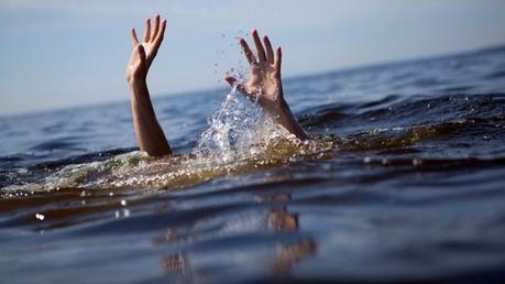 A school student drowns to death near Polgolla Dam