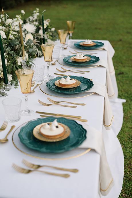 chic-styled-shoot-white-blooms-stunning-emerald-tones_05x