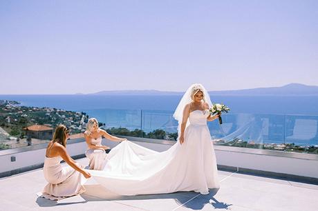 utterly-romantic-wedding-kalamata-lovely-white-florals-gold-touches_08x