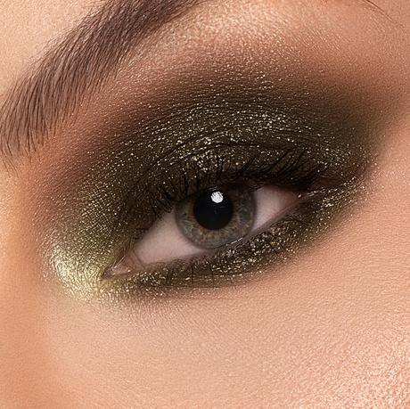 Makeup That Goes With a Light Green Outfit: 5 Tips & Looks