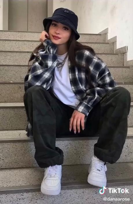 Bring Back the '90s with Cool Baggy Outfits!