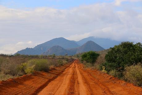 Dirt-road-to-tsavo-lodges