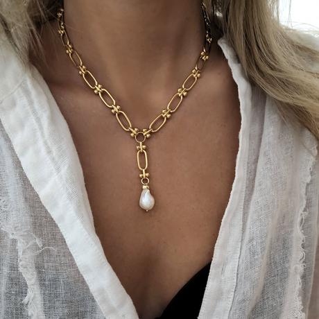 Vintage Aesthetic Jewelry: How To Choose A Statement Piece (Inspo)