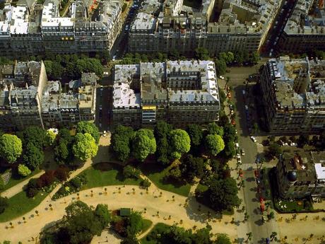 Explore The Eiffel Tower With Our Tour Guide.