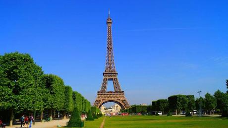 Explore The Eiffel Tower With Our Tour Guide.