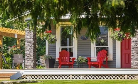 5 Creative Ideas to Decorate Your Front Porch 1