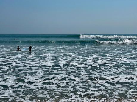 waves-at-peanut-farm-arugam-bay