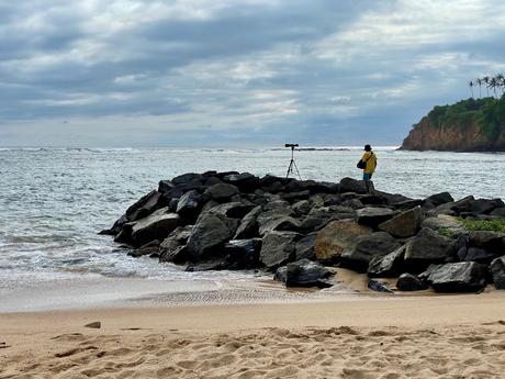 surf-photographer-on-rock-at-jungle-beach-weligama