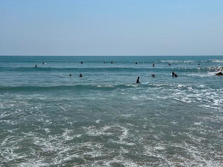 surfers-in-the-water-at-peanut-farm-arugam-bay