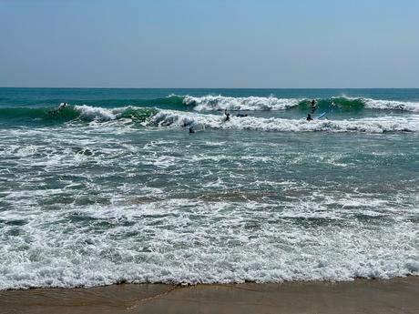 surfers-in-sri-lanka