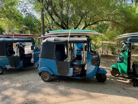 surfboards-strapped-to-the-top-of-a-blue-tuk-tuk-in-sri-lanka