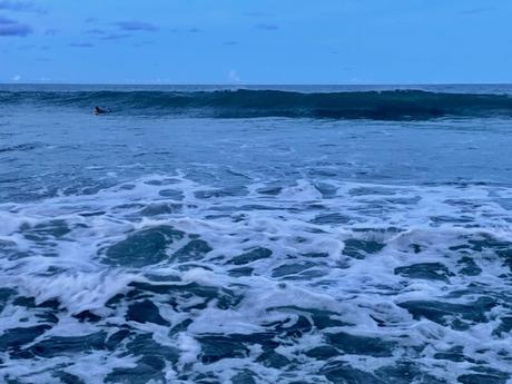 Main-point-arugam-bay-at-dusk-with-a-surfer-and-a-wave