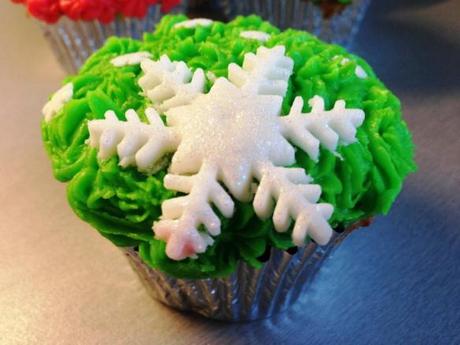 christmas snowflake cupcakes green buttercream white fondant icing flake edible glitter sparkle