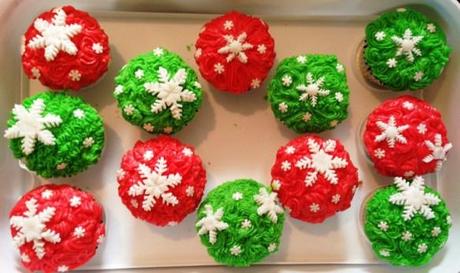 christmas snowflake cupcakes red and green buttercream white fondant and sugar sprinkles easy