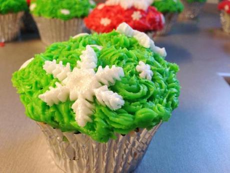 christmas snowflake cupcakes easy cake decorating ideas festive colours sugar sprinkles piped buttercream in green and red