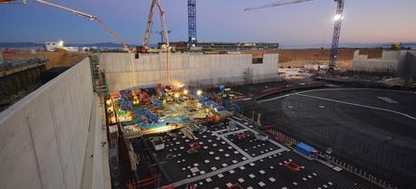 As the sun comes up over the ITER site on 11 December, the first pouring operations are already underway. Twelve hours were necessary to fill the 550 m² segment, the first of 15 segments that will make up the Tokamak Complex basemat.
