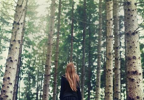 ilovegreeninsp_girl_lost_in_a_forest