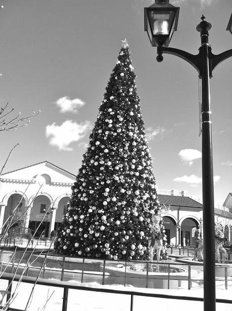 A-Black-and-White-Christmas-Tree