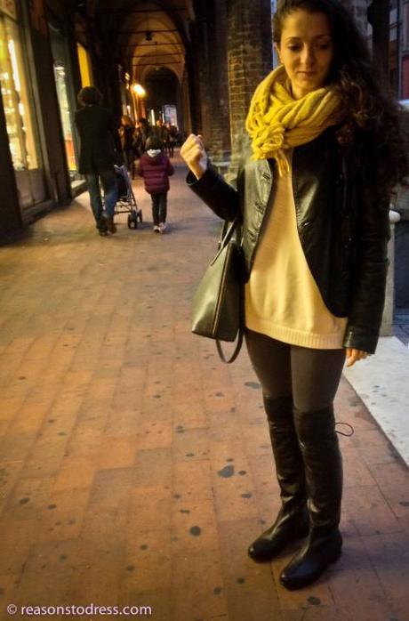 over the knee leather boots for a bologna stroll Beige boyfriend sweater how to wear boyfriend sweater yellow chunky knit scarf yellow wool scarf over the knee leather boots peter flowers Bologna toty bag
