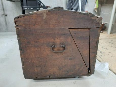 The trunk closed with the inserted triangles