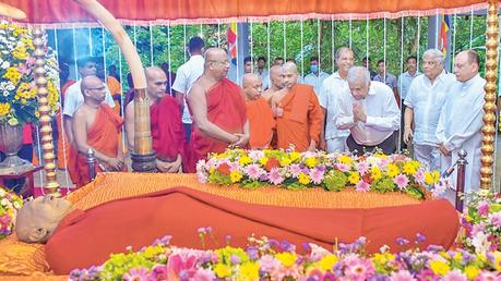 President pays last respects to Most Ven. Dodampahala Chandasiri Mahanayake Thera