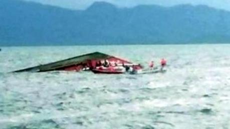 Sri Lankan divers recover seven bodies from the capsized Chinese vessel