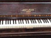 Police Probe into Assault Search Singer’s Missing Piano