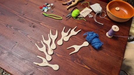 Our first lucet workshop at Belgioioso Medievale Getting our table ready for the lucet workshop, Belgioioso Medievale, 3rd June 2023