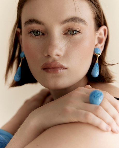 Shift Your Minimalist Style to Retro with Resin Jewelry: A Comprehensive Guide