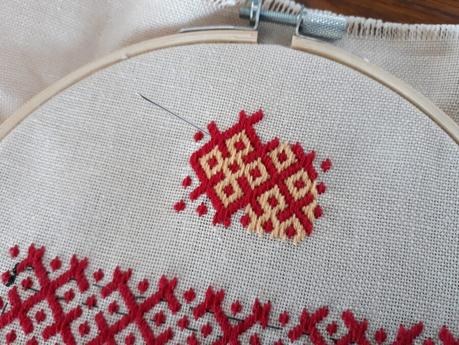 Making a German brick stitch embroidered purse: a mockup to choose the second color