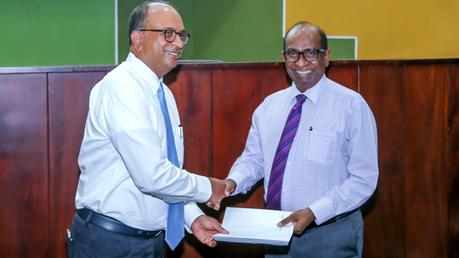 Vision Care’s Chairman Dasantha Fonseka hands over the agreementto Sohan De Silva, CEO - 1990 Suwa Seriya Foundation