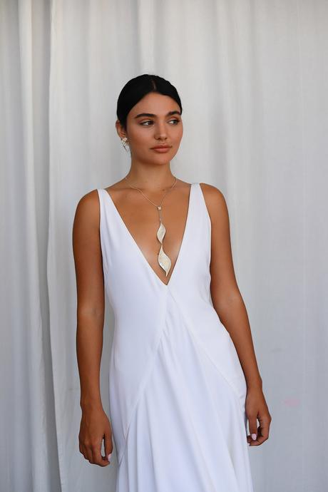 Dazzle with Necklaces for Deep V Dresses: Statement or Dainty?