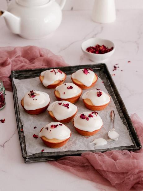 Lemon and rose mini cakes