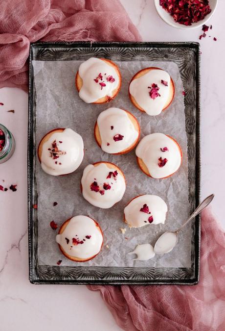 Lemon and rose mini cakes