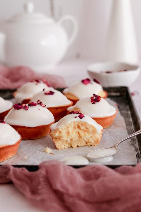 Lemon and rose mini cakes