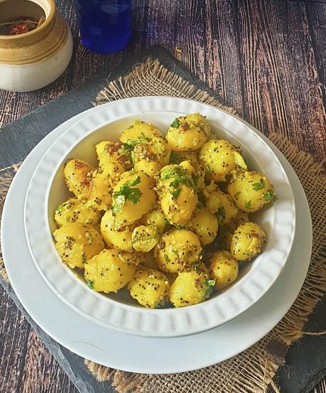 Aloo -ke-gutke