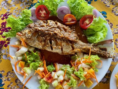 grilled-fish-with-spices-and-salad-in-sri-lanka