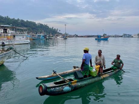 fishermen-in-mirissa-harbour