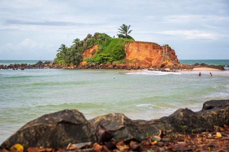 parrot-rock-next-to-mirissa-beach