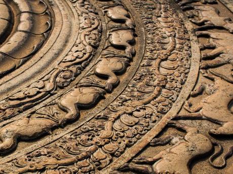 ratnaprasada-moonstone-in-anuradhapura-close-up-photo-showing-detailed-carvings