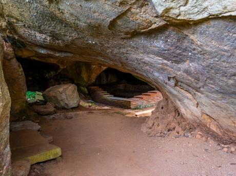 Vessagiriya-Cave-Temple-complex