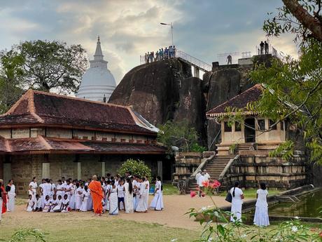 Isurumuniya-Rajamaha-Viharaya-temple-in-Anuradhapura-with-pilgrims-dressed-in-white