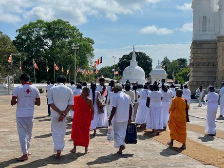 pilgrims-travelling-to-the-sacred-places-to-visit-in-anuradhapura