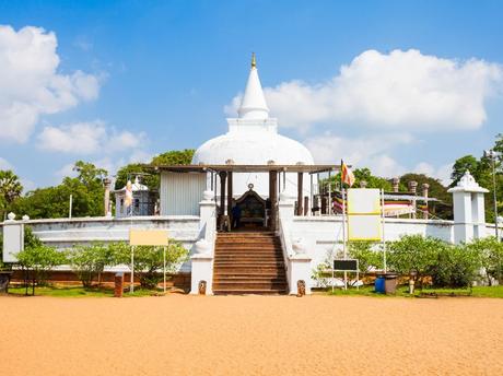 Lankaramaya-Dagoba-stupa