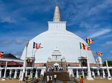 giant-white-stupa-of-Ruwanweli-Maha-Seya