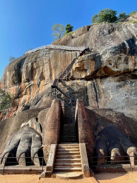 lions-paw-terrace-and-steps-sigiriya-rock-fortress