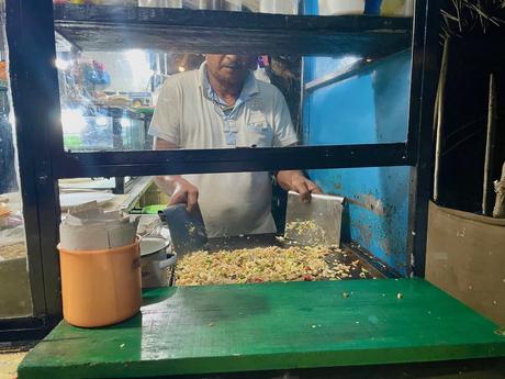 man-preparing-kottu-roti-in-sri-lanka