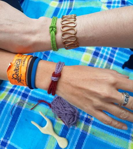 An improvised and spontaneous lucet workshop with friends at Celtica Festival 2023: the bracelets we made
