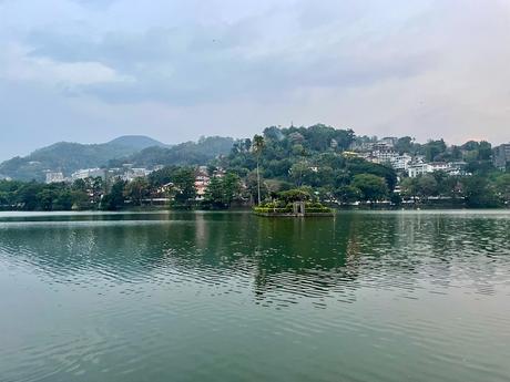 kandy-lake-is-one-of-the-most-popular-places-to-visit-in-kandy