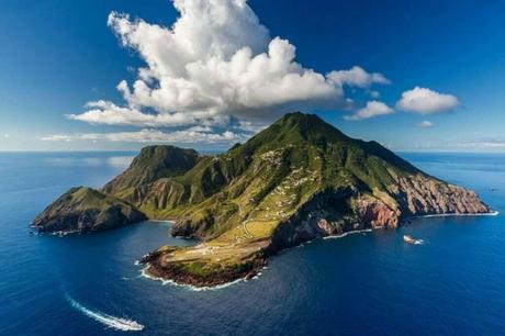 Geographic Features and Natural Beauty Contrasting Aruba and Saba's Unique Landscapes